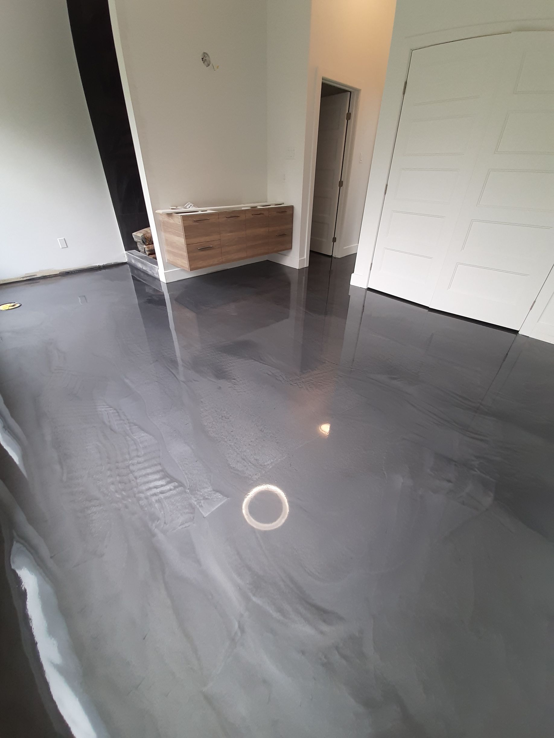 There is a circle in the middle of the floor in the room.