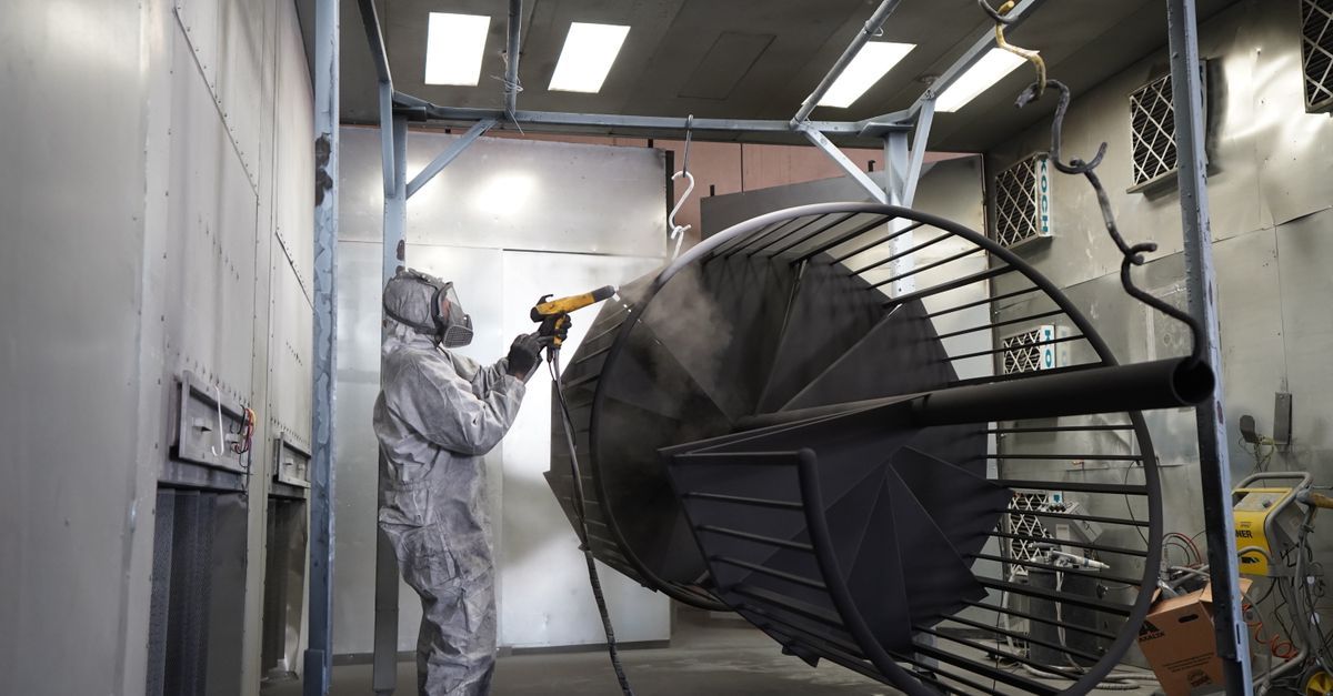 Aplicación de pintura industrial en cabina por un distribuidor de recubrimientos en Monterrey