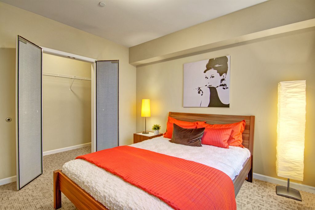 bedroom with Queen sides bed and nightstand