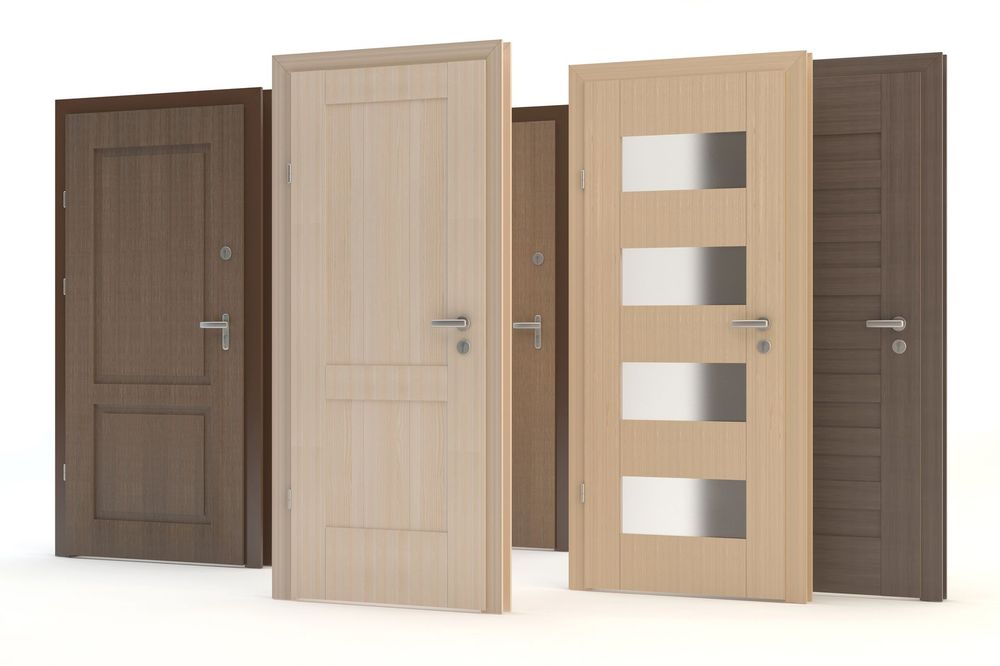 Cinque porte interne in diverse tonalità di legno.