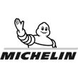Le bonhomme Michelin fait signe de la main, au-dessus du logo « MICHELIN ».