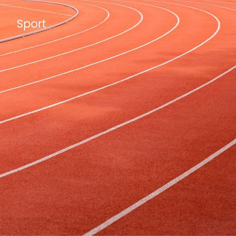 Piste d'athlétisme orange avec lignes blanches.