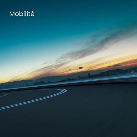 Route au coucher du soleil avec le texte « Mobilité ».