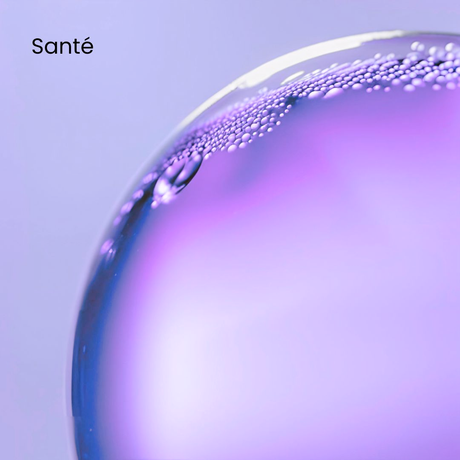 Gros plan sur un verre de liquide violet avec des bulles, inscription « Santé » en haut à gauche.