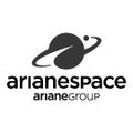 Logo ArianeSpace : planète stylisée avec un anneau incurvé, texte « arianespace » et « arianeGROUP ».