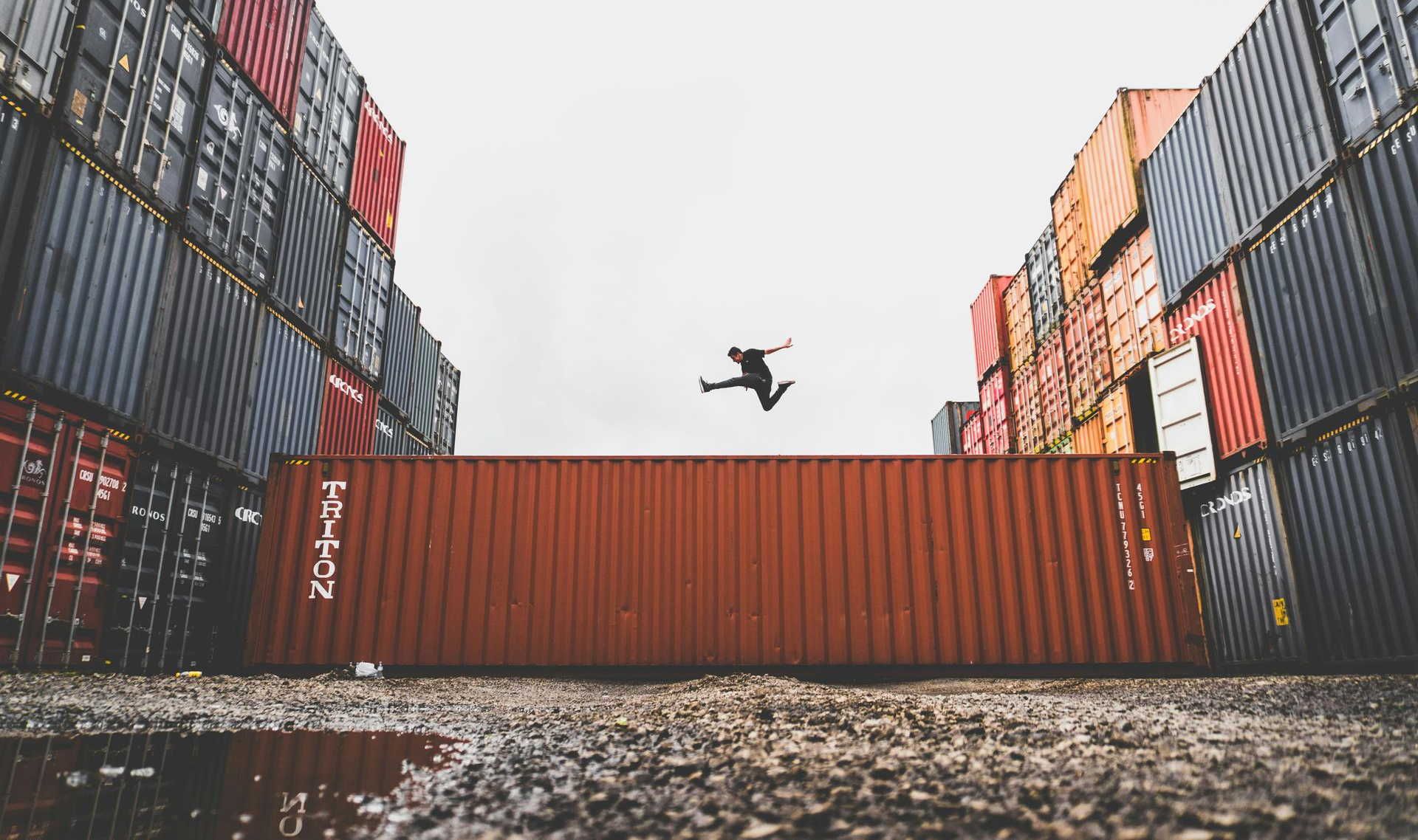 Logo Kubernetes et concept d'orchestration de conteneurs pour stratégie Cloud Native