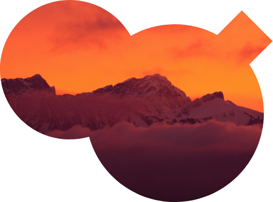 Paysage de montagne au coucher du soleil, vu à travers des cercles superposés, aux teintes rouge foncé et orange.