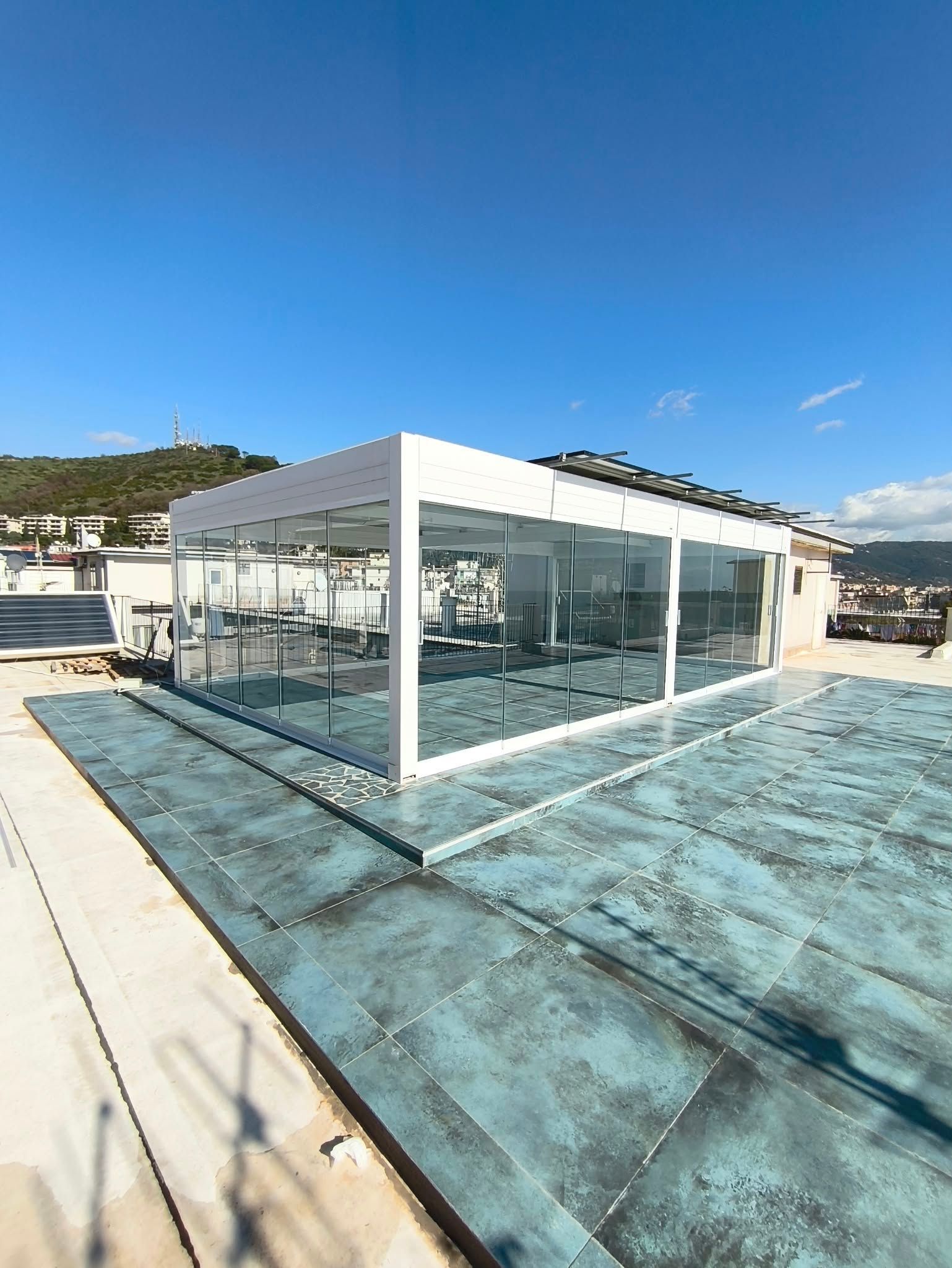 Una casa con un balcone e delle scale per accedervi.