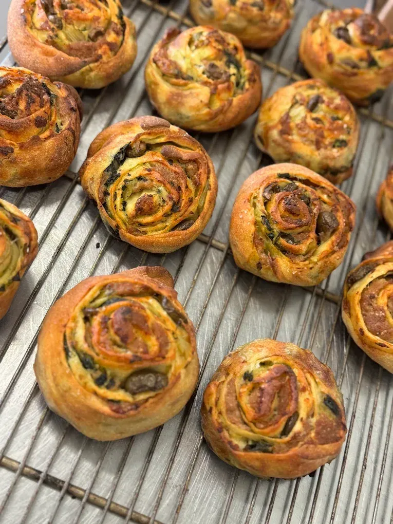 Panini a spirale appena sfornati che si raffreddano su una griglia