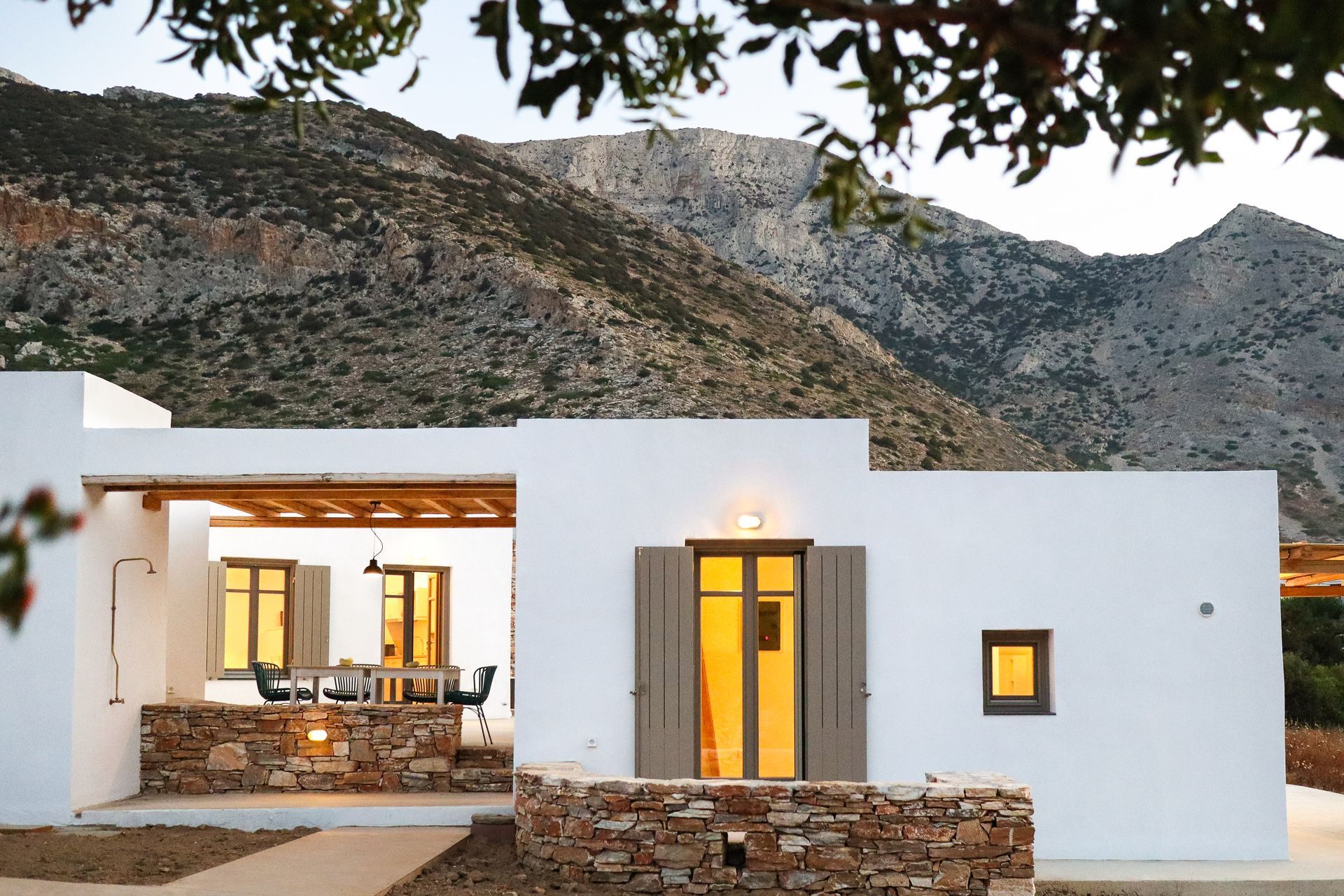 A white house with a mountain in the background