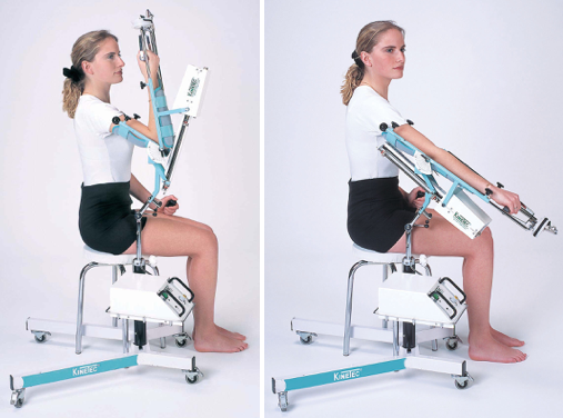 Uma mulher está sentada em uma cadeira com uma máquina no braço.