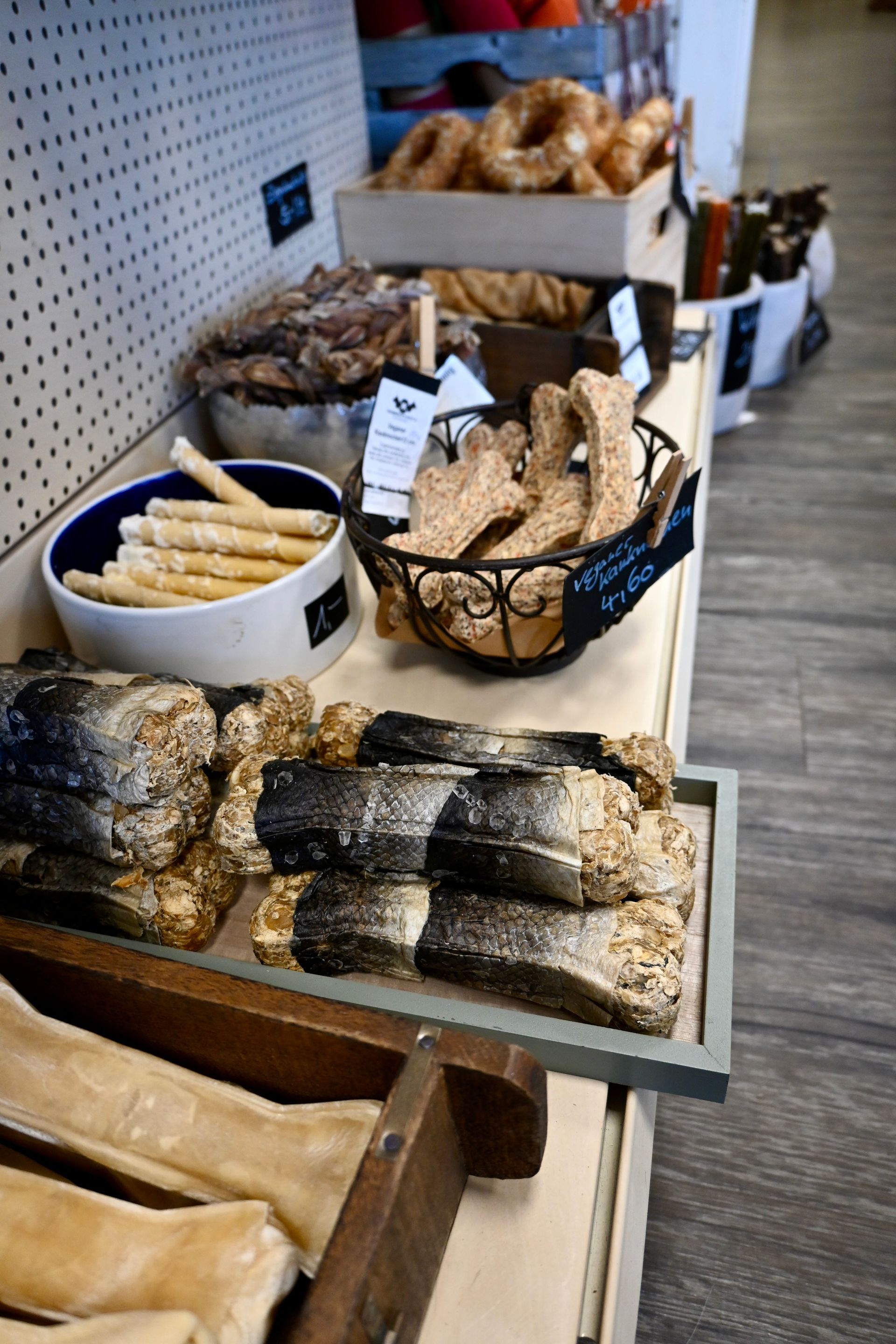 Auslage der Bäckerei mit verschiedenen Brotsorten und Baguettes in Körben und Tabletts auf Regalen