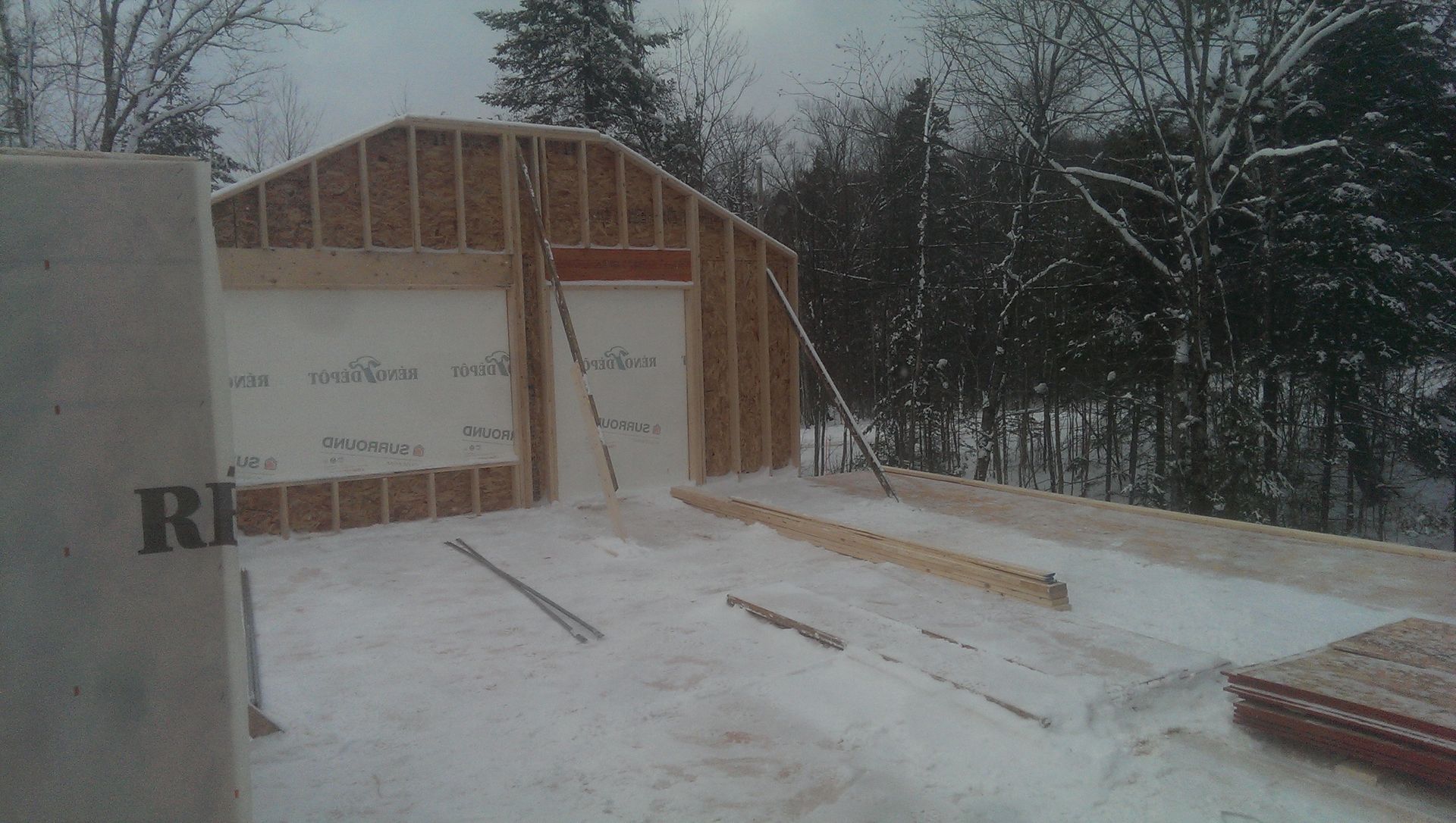 Construction d'un garage à ossature bois en milieu enneigé.