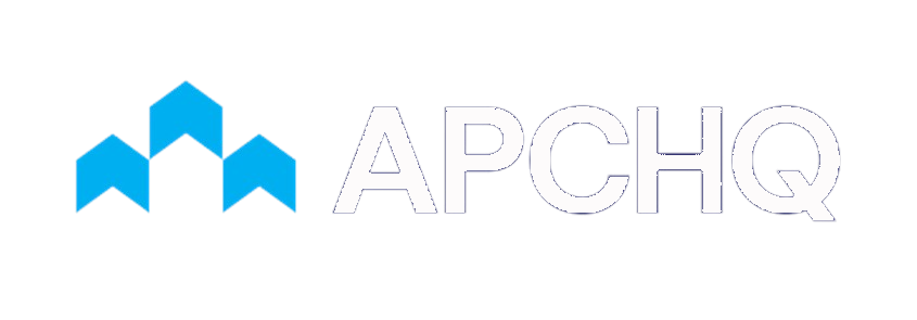 Logo du QG de l'APC. Il comporte un emblème bleu en forme de flèche et les lettres « APCHQ » dans une police stylisée.