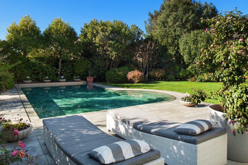 Piscina con lettini