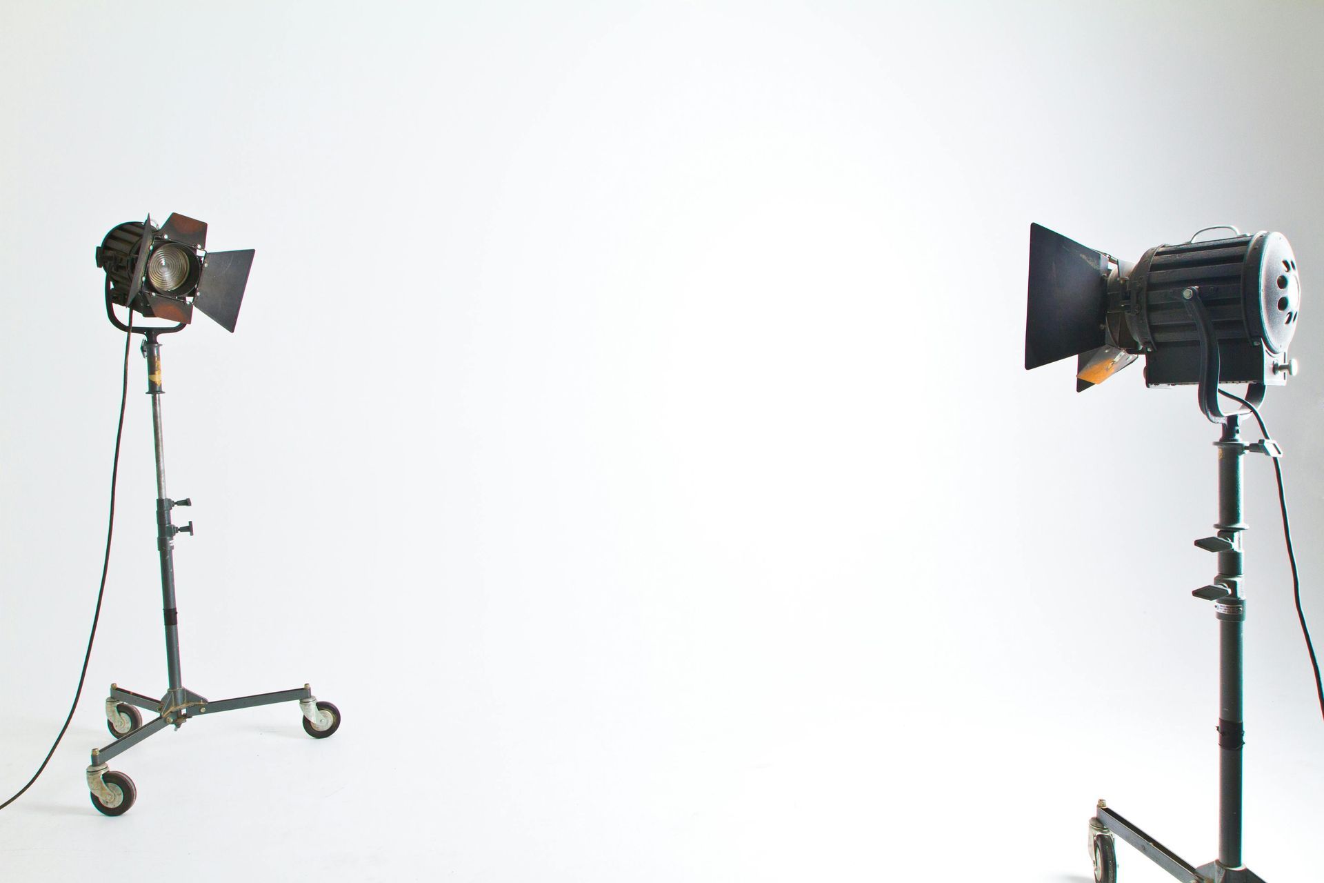 Twee studiospotlights op statieven tegen een witte achtergrond.