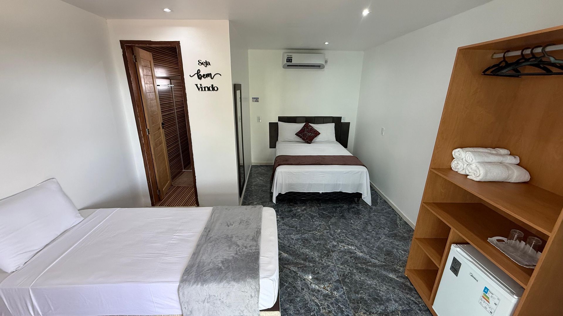 Um quarto de hotel com uma cama grande e um banheiro.