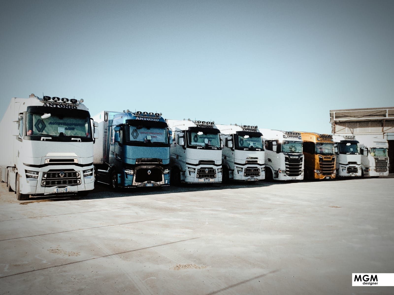Una fila di camion è parcheggiata in un parcheggio