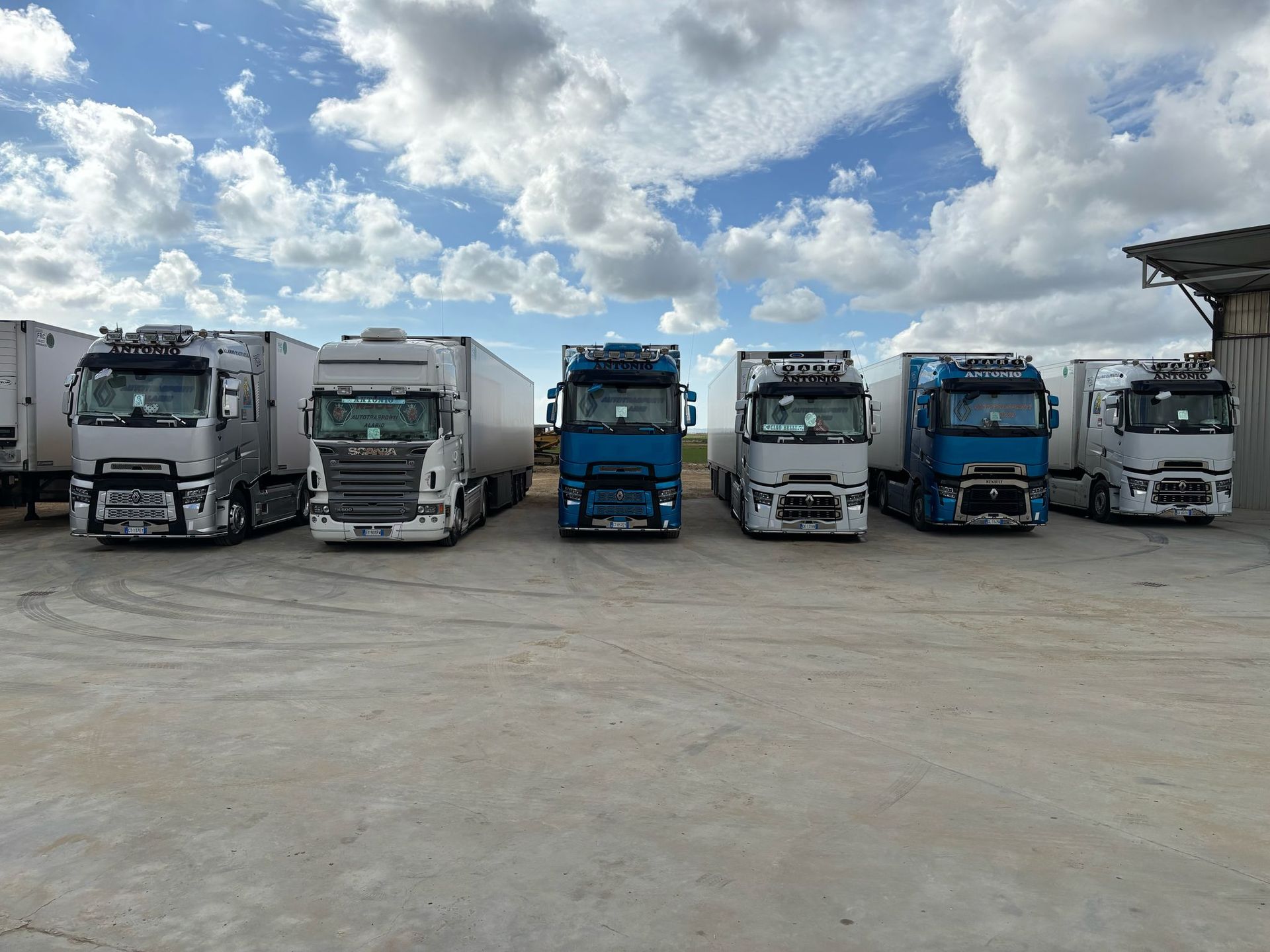 Una fila di camion sono parcheggiati in un parcheggio.