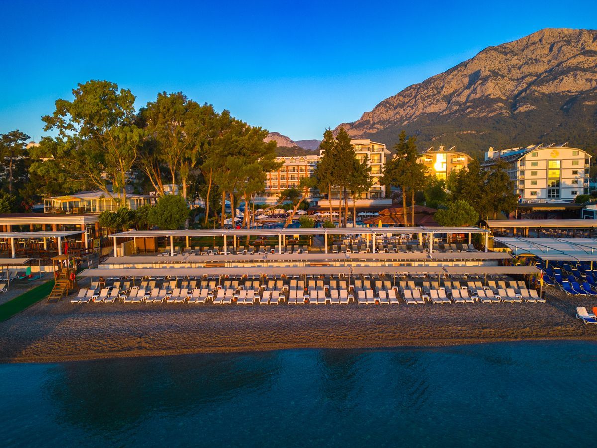 Fore Resort | Swimming pool Beachfront 