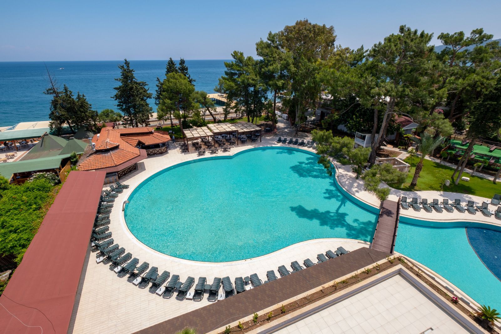 نمای هوایی استخر، باغ و ساحل مدیترانهای Fore Resort & Spa