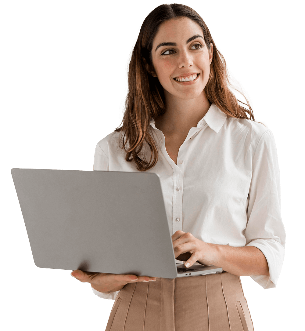 Mujer con camisa blanca y falda color canela, sonriendo mientras sostiene y escribe en una computadora portátil.