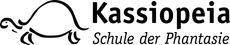 Logo: Der Text „Kassiopeia“ steht über „Schule der Phantasie“, links daneben befindet sich ein abstraktes Gestaltungselement.