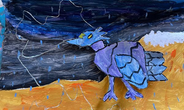 Ein violettes, vogelähnliches Wesen im Sturm. Blaue Federn, gelbe Augen, Regen, vor dunklem Himmel und braunem Land.