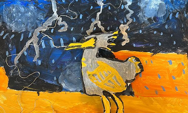 Ein Vogel im Gewitter; blaue, gelbe und silberne Farben. Blitze zucken. Regen fällt auf den gelben Boden.