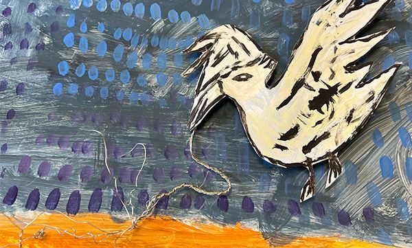 Weiße Vogelzeichnung vor gemaltem Hintergrund in Blau und Orange. Ein Drahtfaden hängt vom Vogel herab.