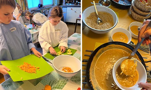 Zwei Kinder bereiten Essen in einer Küche zu. Das eine schneidet Gemüse, das andere serviert Suppe mit Sesamkörnern.