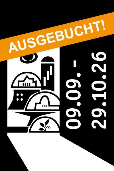 Ein Junge im Löwenkostüm bedient eine Kamera; andere Kinder tragen Hüte und stehen draußen.