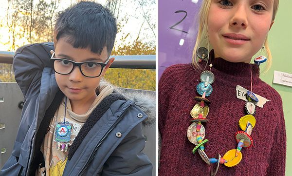 Zwei Kinder tragen bunte Halsketten; eines draußen, das andere drinnen.