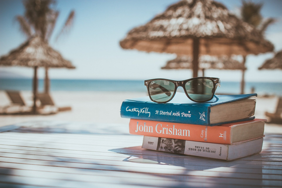 Boeken op een tafeltje, uitzicht op zee