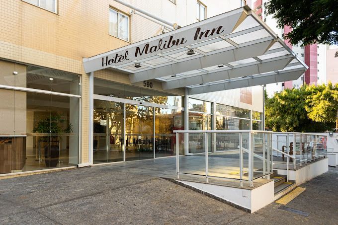 Um hotel com um dossel sobre a entrada-hotel-malibu-inn-hotel-malibu-inn