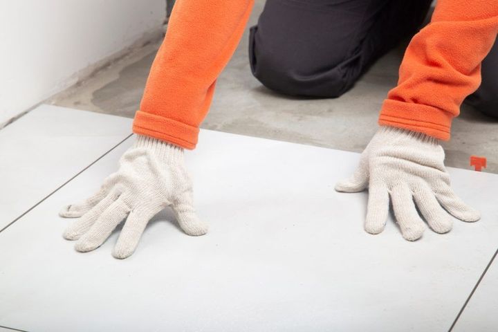 Installing ceramic tiles on the floor