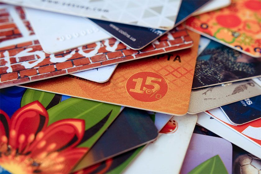 une pile de cartes de visite avec une remise de 15 %