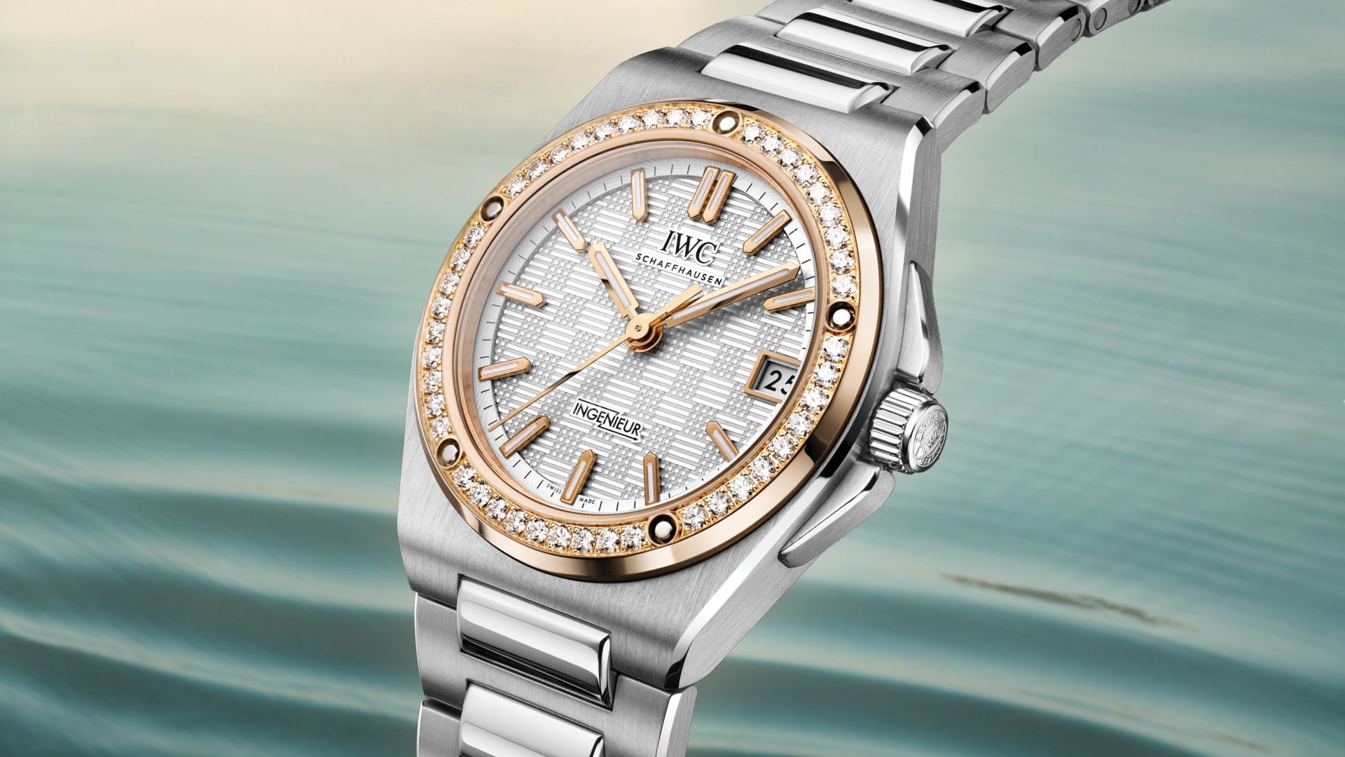 Zweifarbige IWC Armbanduhr mit goldener Lünette und weissem Zifferblatt an einem silbernen Metallarmband