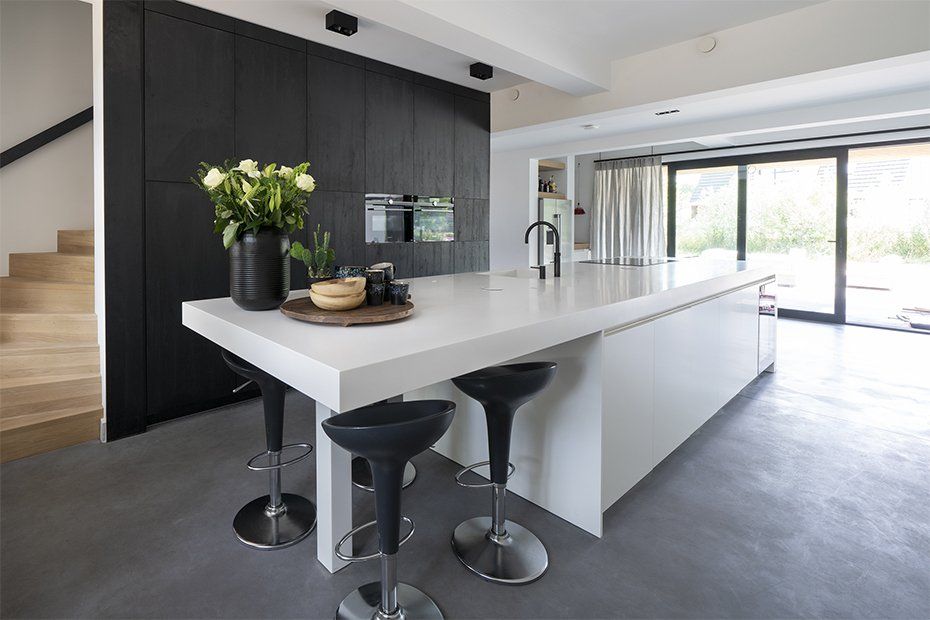 Midden in de keuken bevindt zich een groot eiland.
