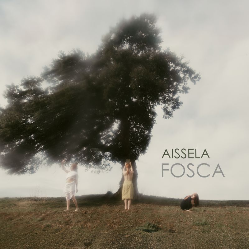 Tre figure sono in piedi e inginocchiate sotto un grande albero su una collina desolata e nebbiosa, sotto un cielo nuvoloso. La scritta recita