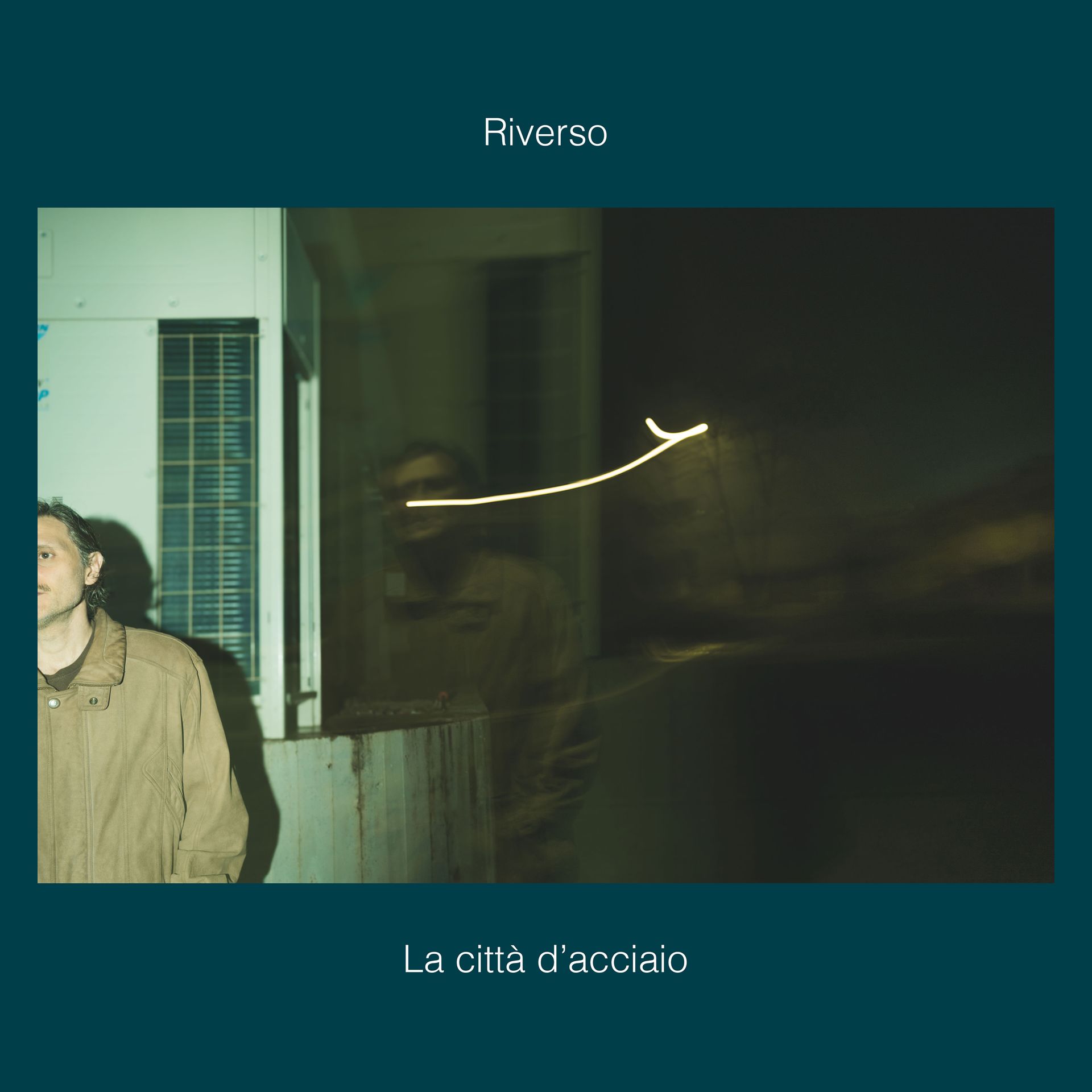 Copertina dell'album che raffigura un uomo con una giacca color cachi accanto a un edificio scarsamente illuminato, attraversato da una striscia luminosa dipinta con la luce.