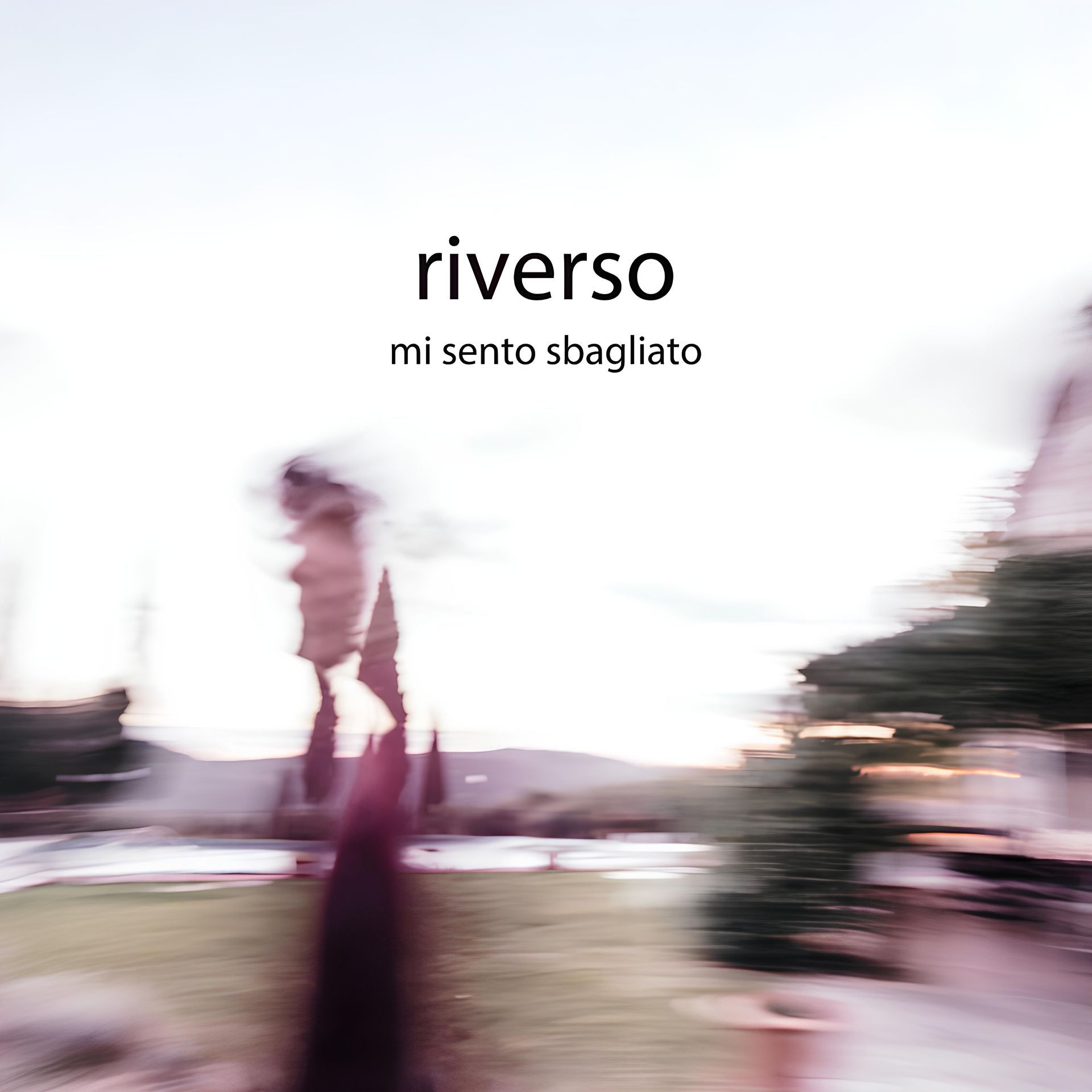 Copertina sfocata con le scritte 