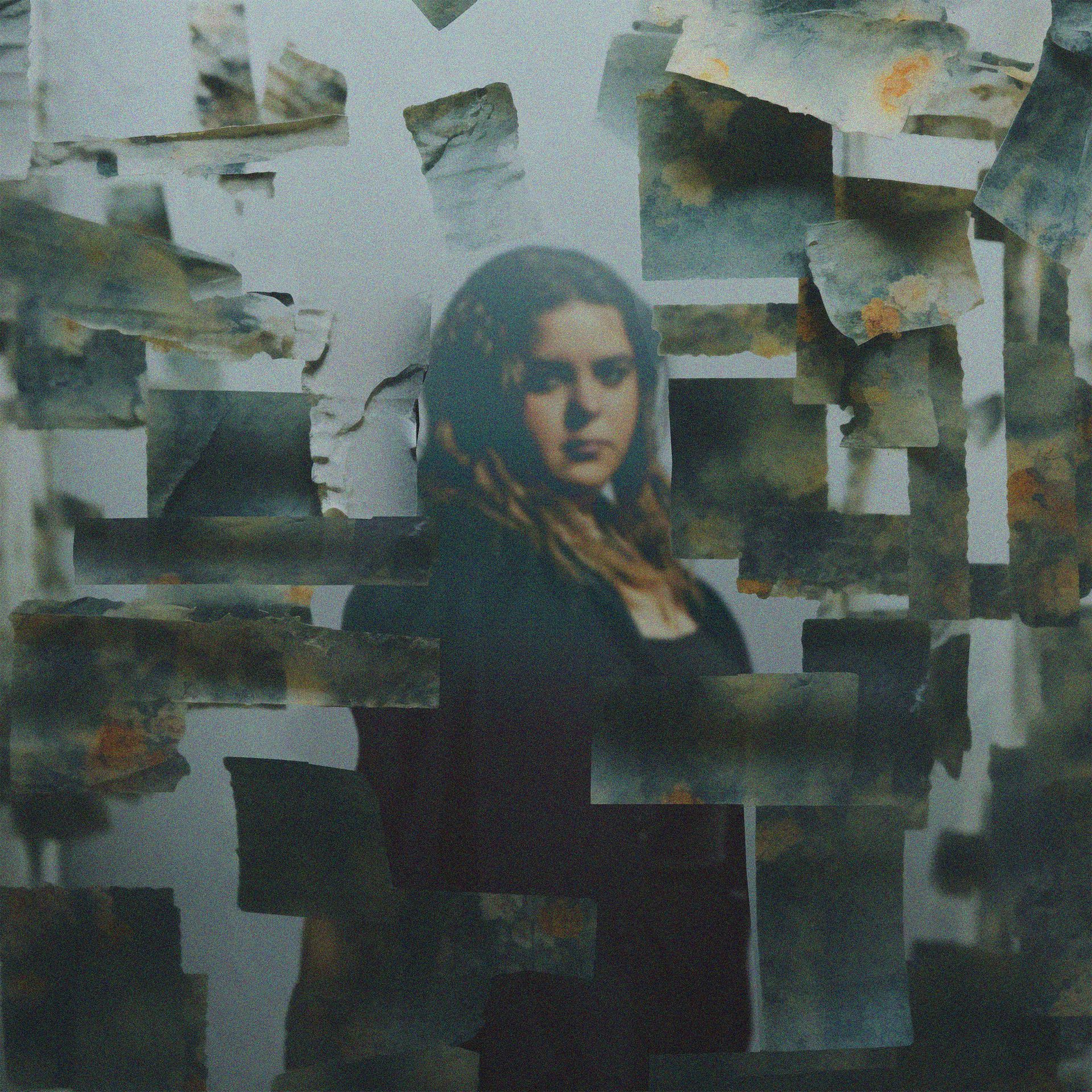 Una figura è posta al centro, sullo sfondo di un collage di pezzi di carta rettangolari e texturizzati, sparsi in diverse tonalità di grigio e marrone tenue.