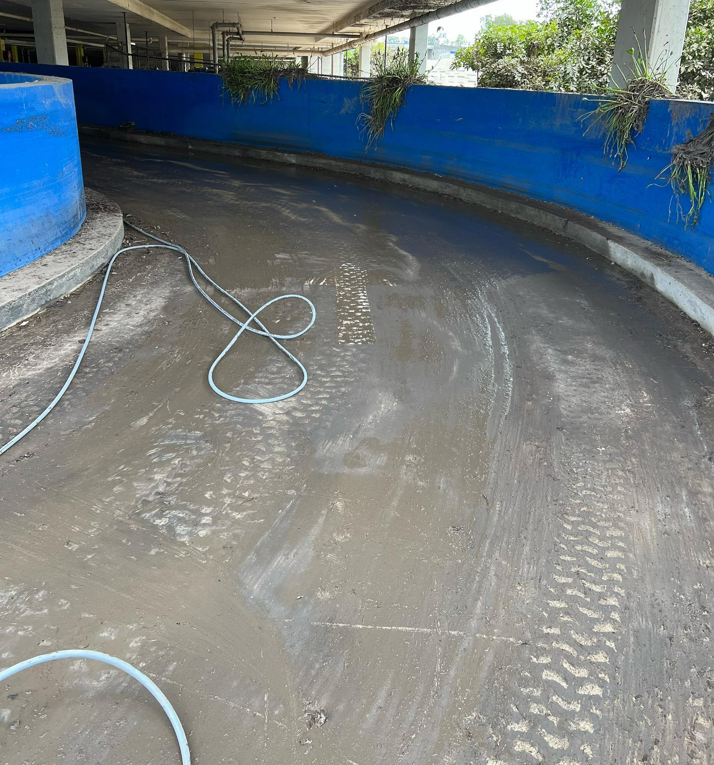 an image of a dirty driveway