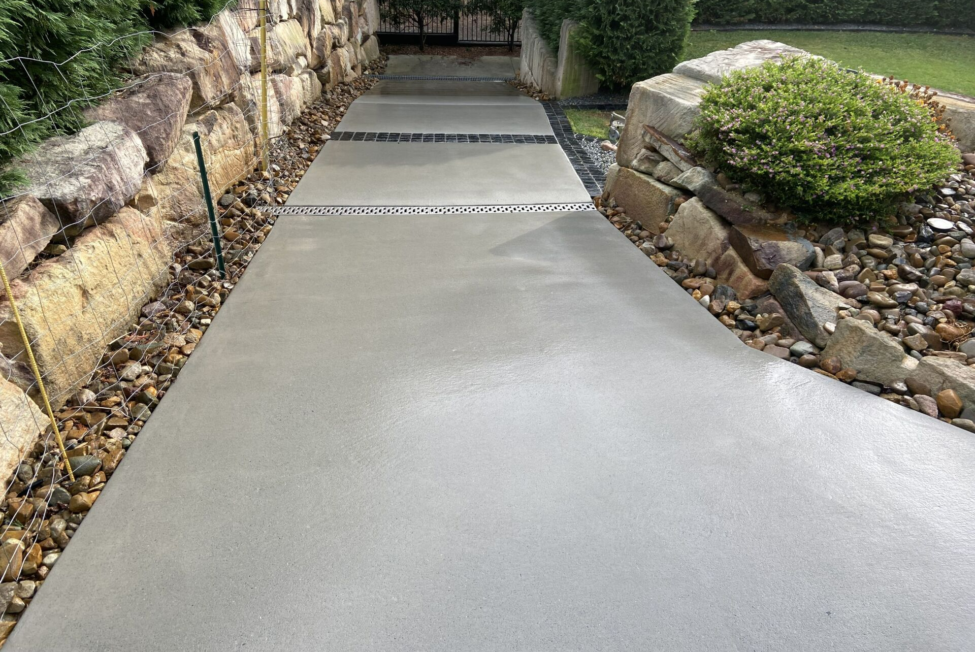 an image of a clean driveway