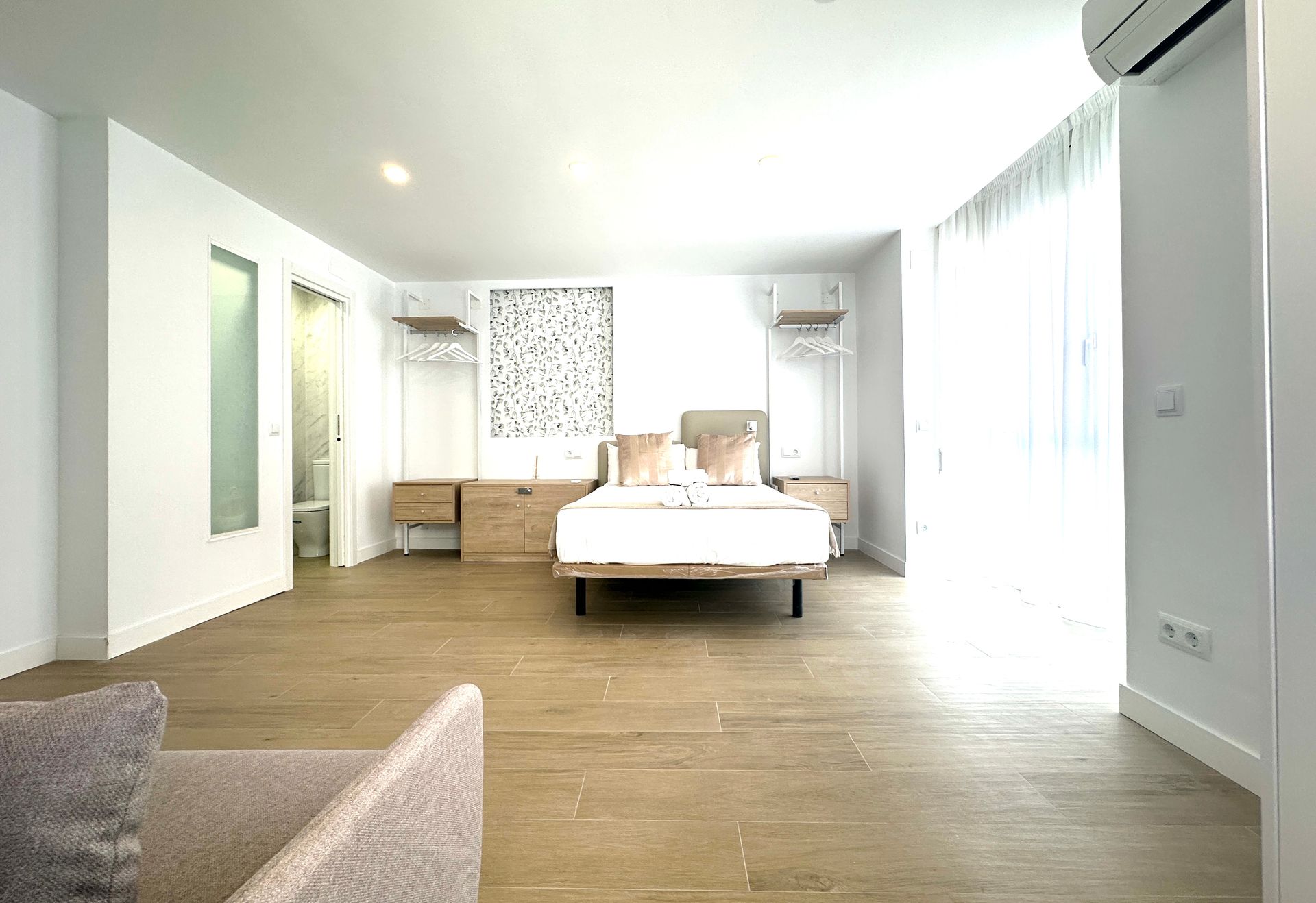 Hay una cama grande en el medio de la habitación.
