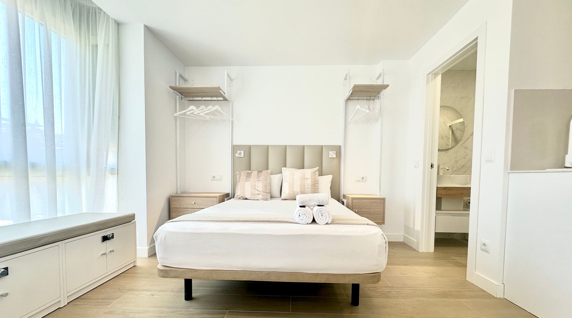 Hay una cama grande en el medio de la habitación.