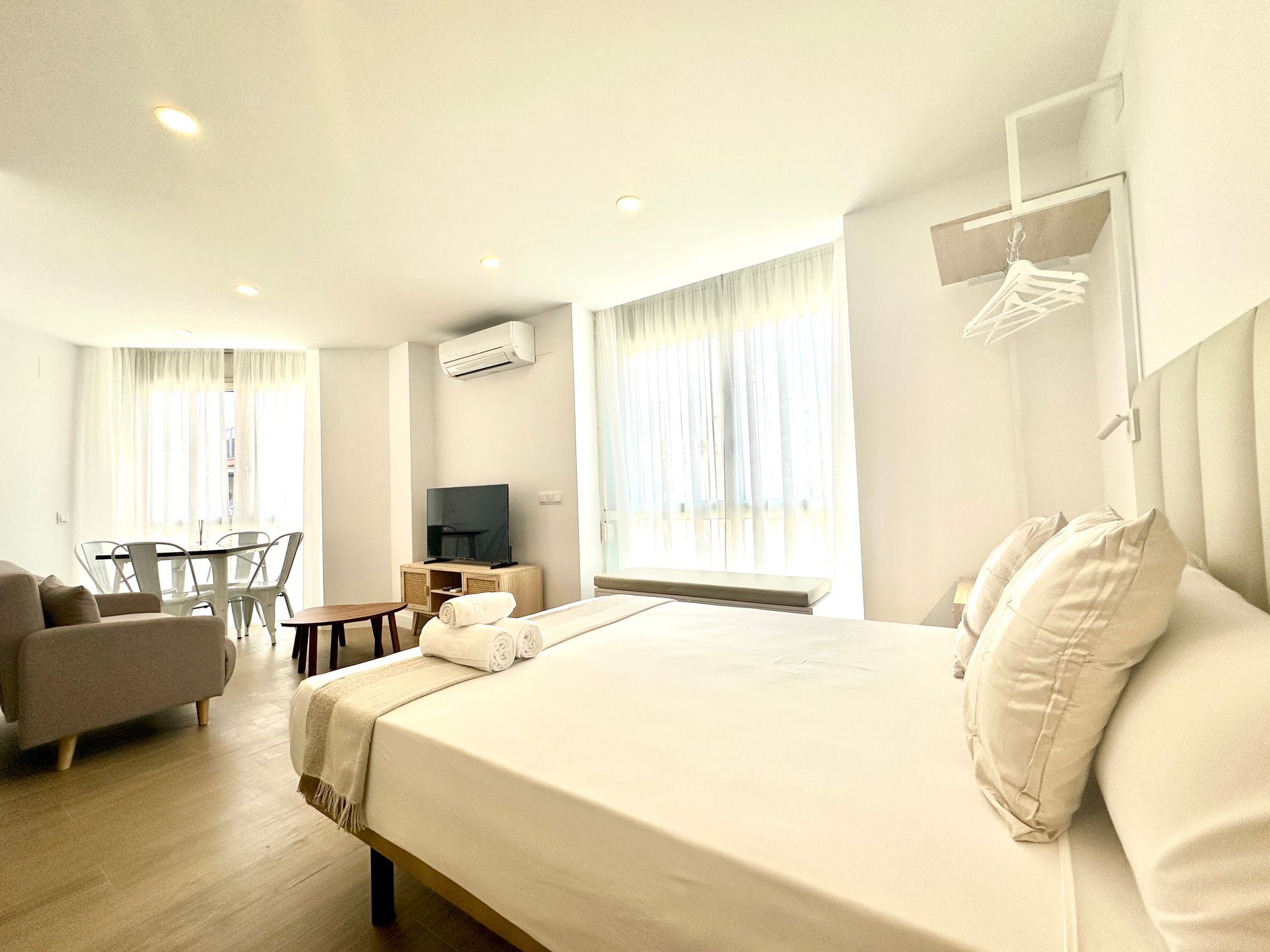 Hay una cama grande en el medio de la habitación.