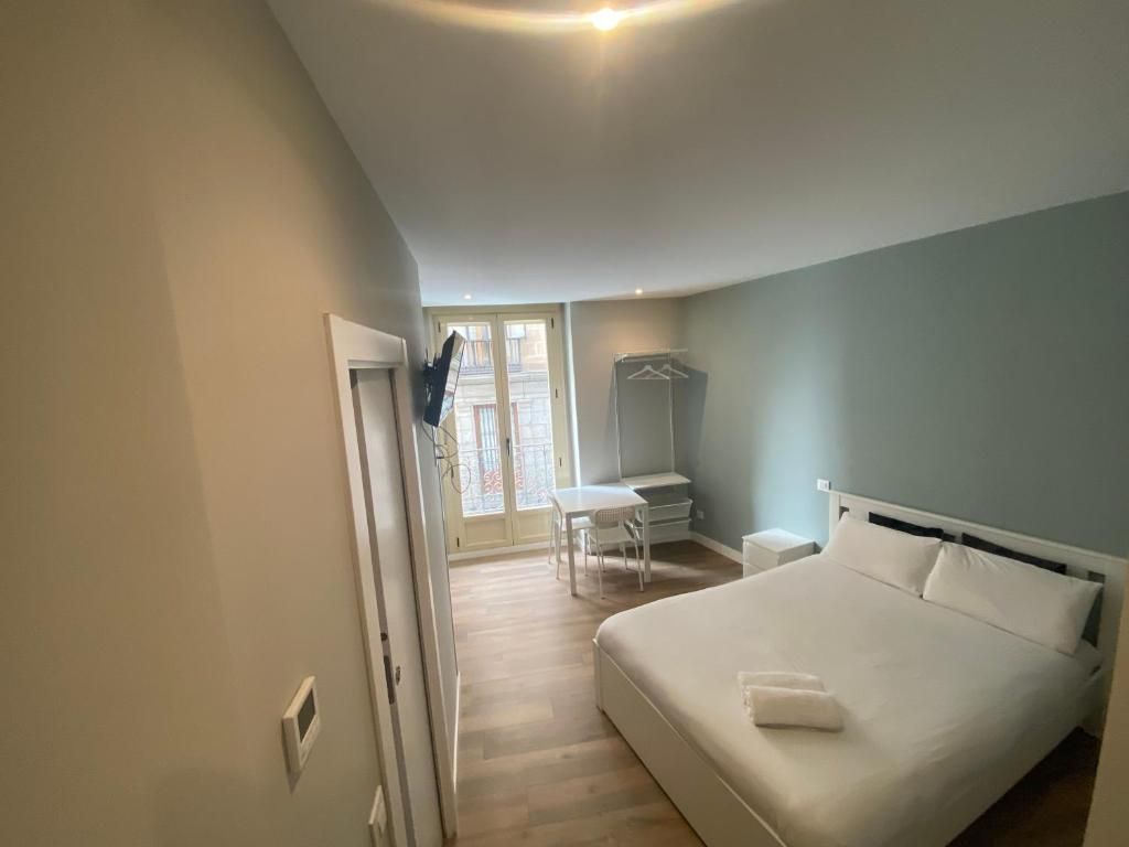 Hay una cama grande en el medio de la habitación.