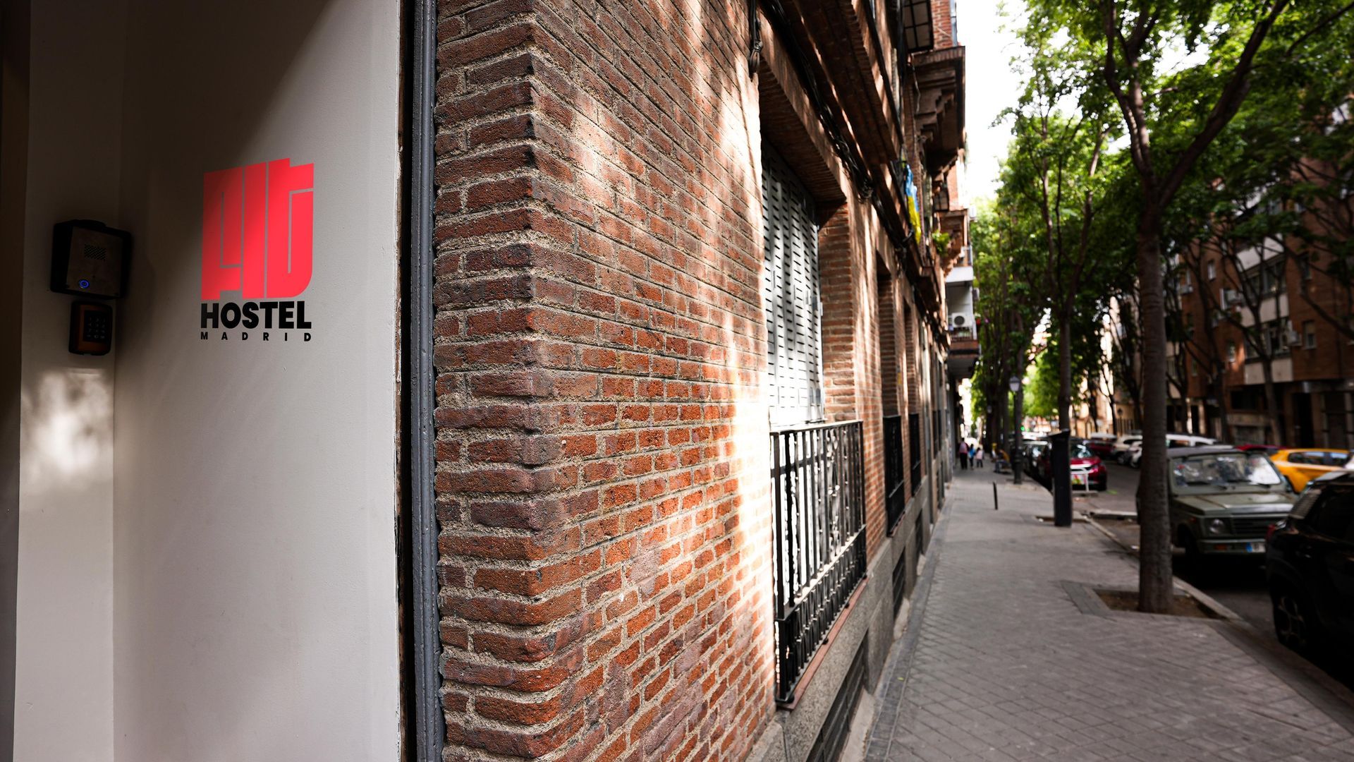 Un edificio de ladrillo con la palabra albergue en él.
